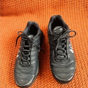 Nike Men's Black Athletic Sneakers with White Accents